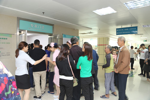 听闻陈荣昌教授团队义诊，抢号候诊群众闻风而来，座无虚席。（1）_副本.jpg